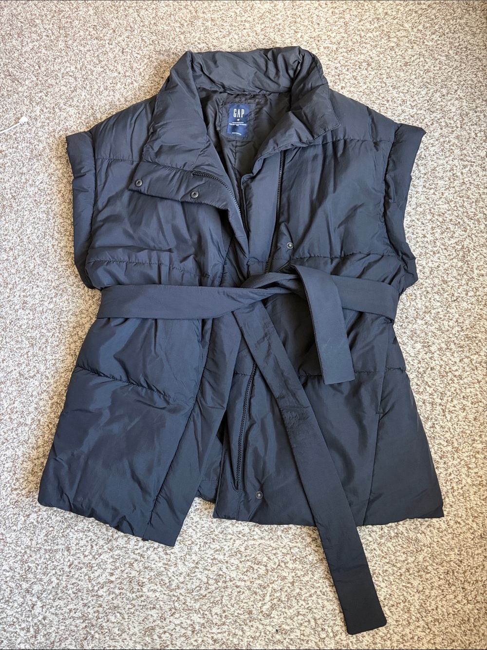 GAP Women's Black Sleeveless Puffer Vest with Tie Belt